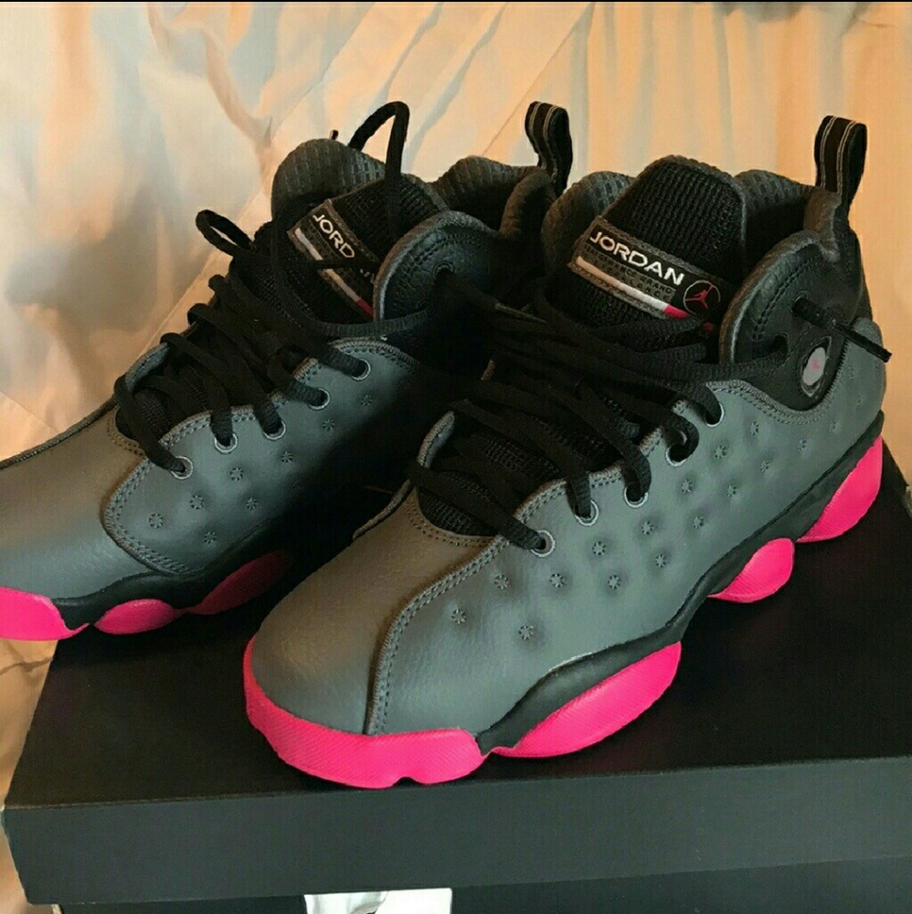 Blk and pink Jordans
